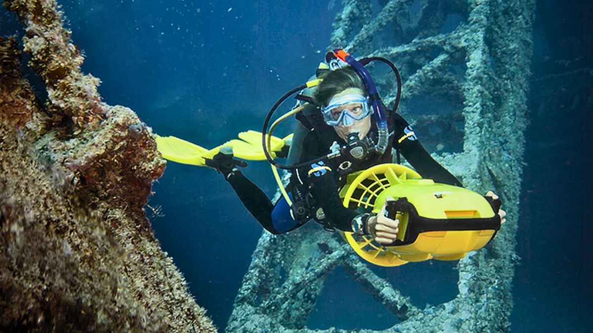 Underwater Scooter Guide: Everything About Diver Propulsion Vehicles (DPVs) » Costa Rica Divers Recreational underwater scooter suitable for beginner divers, compact lightweight design with dual handles