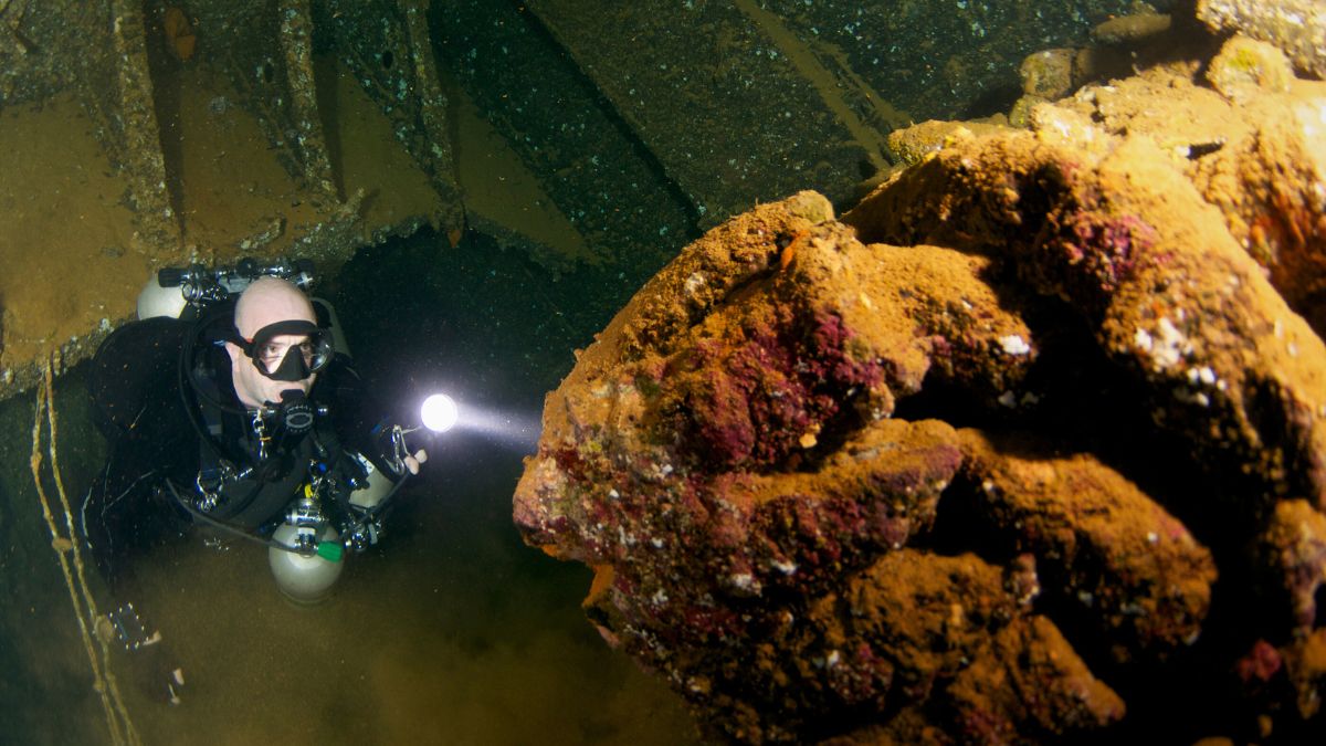 Technical Diving: What It Really Is and How to Become a Tec Diver? » Costa Rica Divers diver exploring underwater wreck