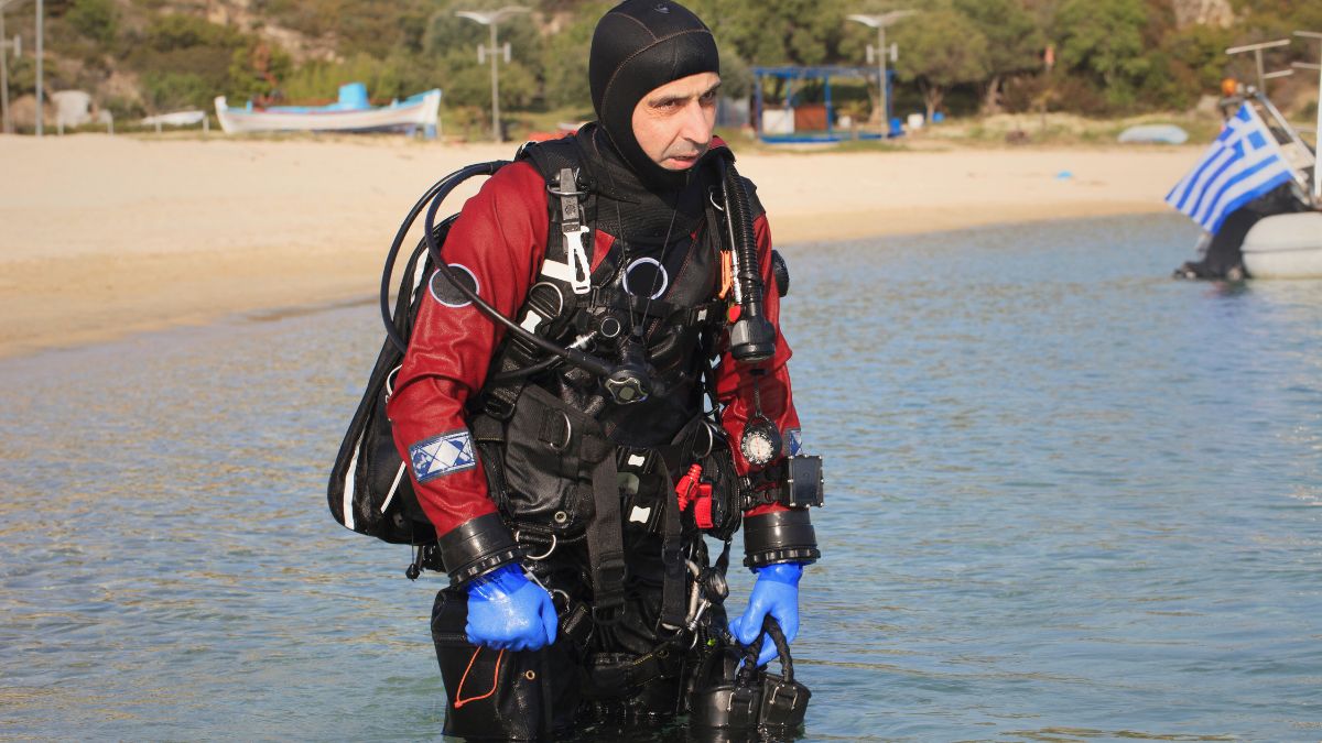 Technical Diving: What It Really Is and How to Become a Tec Diver? » Costa Rica Divers Technical diver in a dry suit ready to enter the water