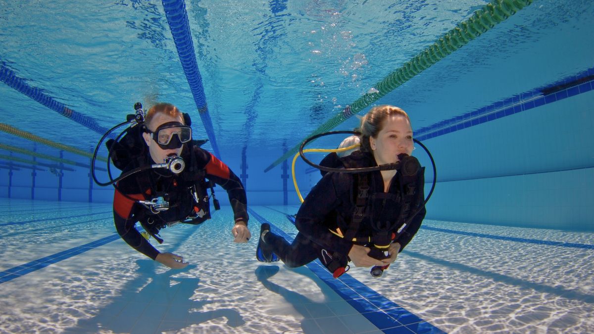 Neutral Buoyancy in Scuba Diving: How to Finally Get It Right » Costa Rica Divers Diving instructor demonstrating neutral buoyancy skills to a student