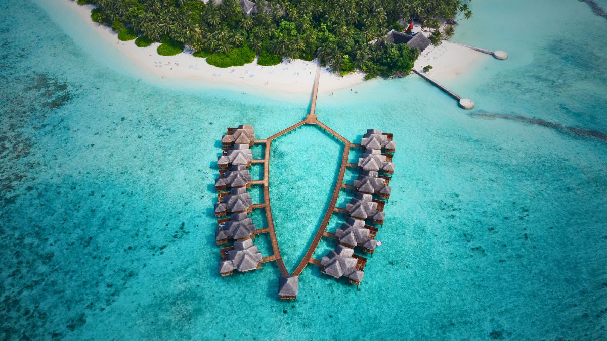 A luxury diving resort in the Maldives where you can enjoy diving and snorkeling in crystal clear waters