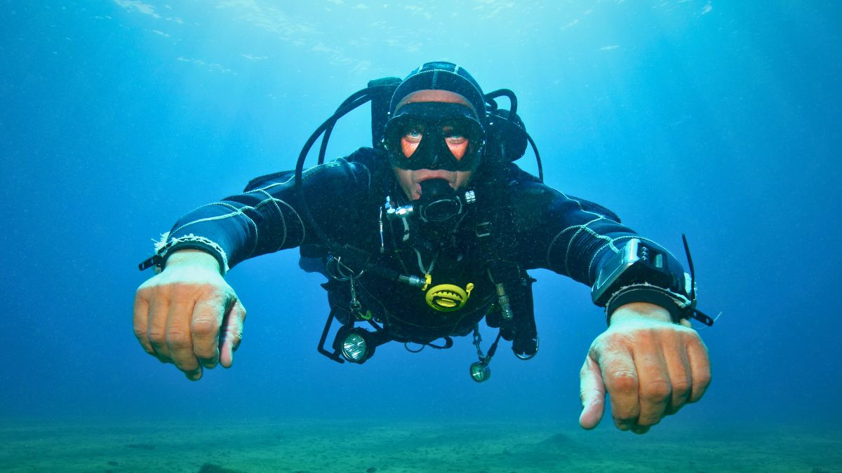 Neutral Buoyancy in Scuba Diving: How to Finally Get It Right » Costa Rica Divers Scuba diver hovering effortlessly underwater while maintaining perfect neutral buoyancy