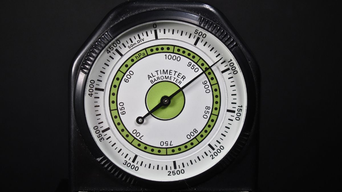 Barometer for measuring atmospheric pressure
