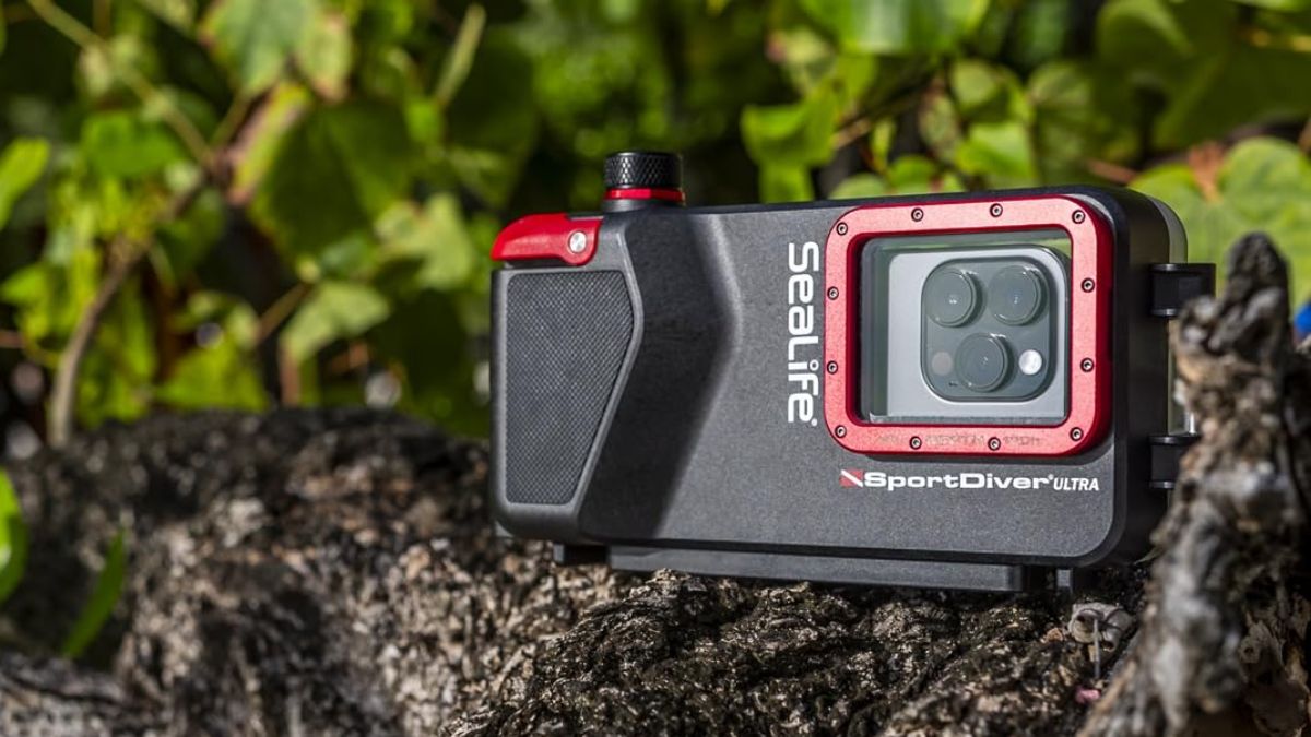 SeaLife SportDiver waterproof housing turns smartphones into cheap underwater cameras