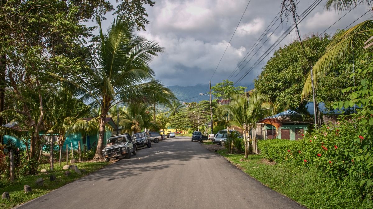 Uvita, Costa Rica: Complete Travel Guide » Costa Rica Divers Local street scene in downtown Uvita Costa Rica with shops and palm trees