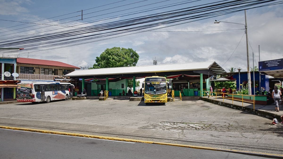 How to Get to Manuel Antonio: All Transportation Options What's the cheapest way to get to Manuel Antonio
