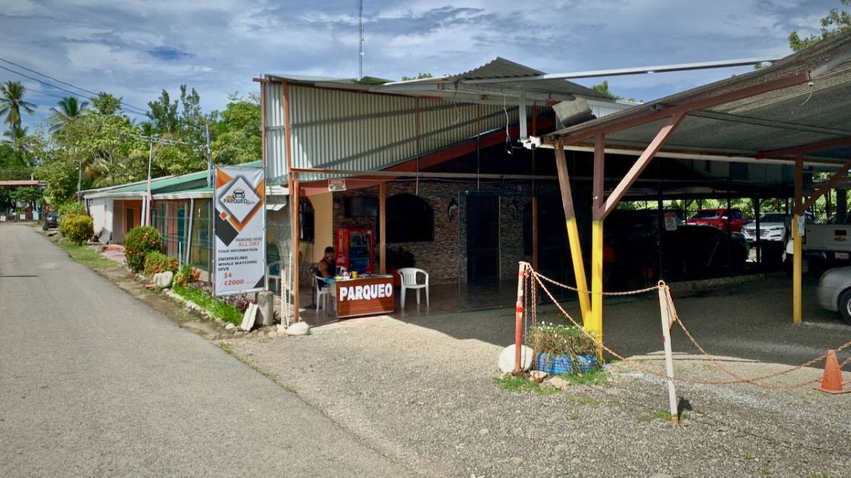 one of several parking lots right at the entrance to Marino Ballena National Park